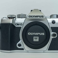 値下げ 美品 ミラーレスデジタルカメラ 極上美品 OLYMPUS OM-D E-M5 Mark III シルバー ボディ + スペア充電池 & 充電器