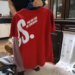 赤のTシャツの画像