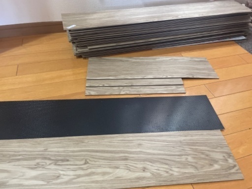 9月末まで！フロアタイル17000円のお品　38枚　おまけDIY用板付き　置くだけ　剥がれる　接着剤不要