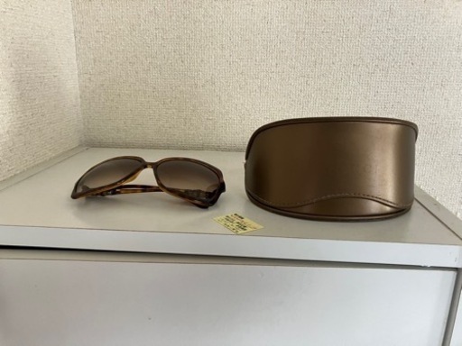 小物入れとグッチのサングラス