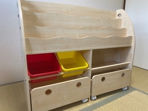 本棚とおもちゃ箱
