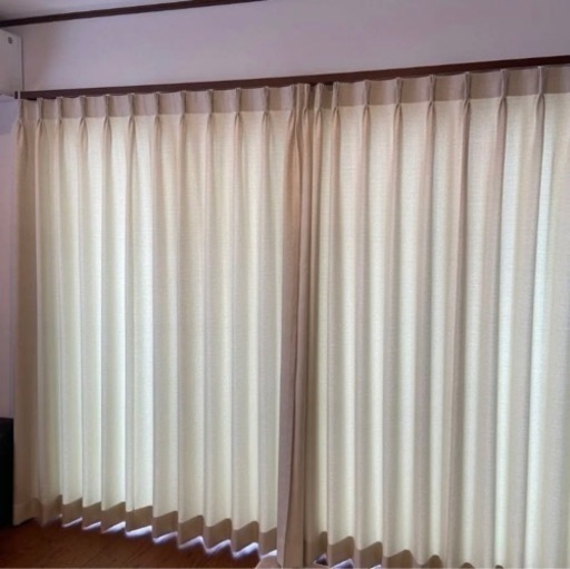 カーテンとレースカーテンです。