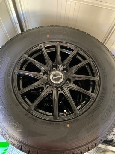 スタッドレスタイヤ　ハイラックス　プラド