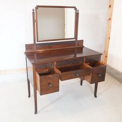 Lloyd's Aniques(ロイズアンティークス)取り扱いのドレッサーです。大きな一面鏡にクラシックなフォルムと美しい彫りが優雅で上品な印象の鏡台。リビングボードや店舗什器としてもおすすめです。DG224の画像