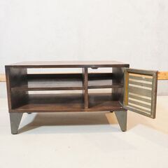 journal standard(ジャーナルスタンダードファニチャー)のCHINON(シノン) テレビボードです。ダメージ感のある前面の扉が印象的なヴィンテージ風のローボード。ブルックリンスタイルにDG231