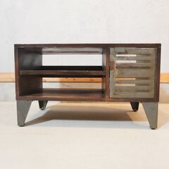 journal standard(ジャーナルスタンダードファニチャー)のCHINON(シノン) テレビボードです。ダメージ感のある前面の扉が印象的なヴィンテージ風のローボード。ブルックリンスタイルにDG231