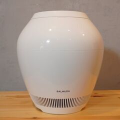balmuda(バルミューダ)のRain(レイン)気化式加湿器です！上部からそのまま水を注ぎ入れる給水方法、空気中のホコリや雑菌を取り除くフィルターが付いた乾燥する季節に重宝し便利です♪2022年製DG239の画像