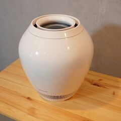 balmuda(バルミューダ)のRain(レイン)気化式加湿器です！上部からそのまま水を注ぎ入れる給水方法、空気中のホコリや雑菌を取り除くフィルターが付いた乾燥する季節に重宝し便利です♪2022年製DG239の画像