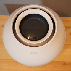 balmuda(バルミューダ)のRain(レイン)気化式加湿器です！上部からそのまま水を注ぎ入れる給水方法、空気中のホコリや雑菌を取り除くフィルターが付いた乾燥する季節に重宝し便利です♪2022年製DG239の画像