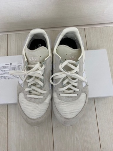 adidas スニーカー