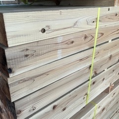 【格安】杉の柱材　3000×105×105 バラ売り。新築、リフォーム、外構、DIYなど。在庫450本ありますので複数人へ販売可能です。の画像