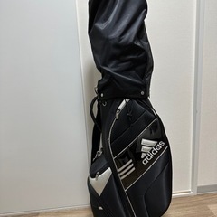 adidasのキャディバックの画像