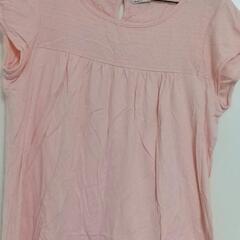 薄ピンクのTシャツ