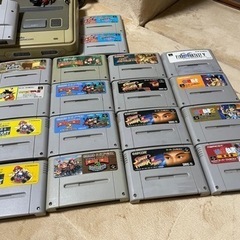 スーパーファミコン本体2台　ソフト36個　スーパーゲームボーイ　コントローラー6個　などの画像