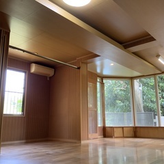 おしゃれ平屋戸建　高台にある家です。かしの木と大きな窓がある自然...