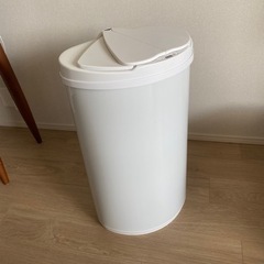 人感センサー　自動開閉ゴミ箱　半円型の画像