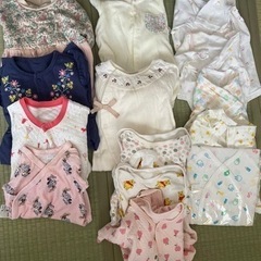 新生児用オムツ、服などの画像