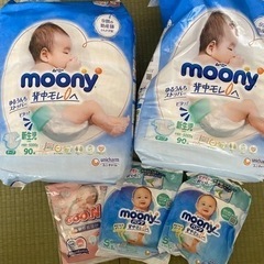新生児用オムツ、服などの画像