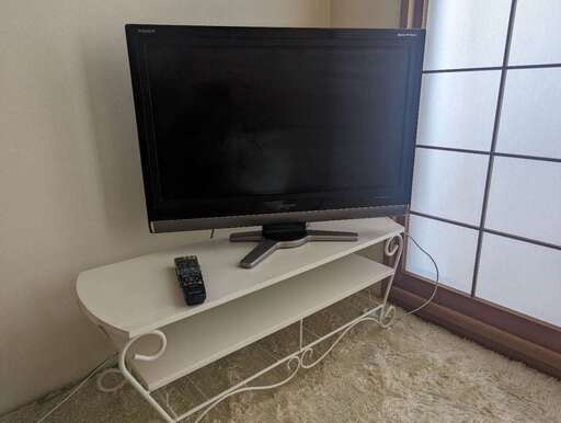 シャープ液晶テレビ　(＊テレビ台と掃除ロボット二点おまけつき！！！)