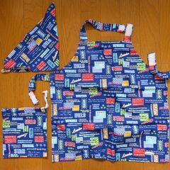 ハンドメイド　キッズエプロン・三角巾・巾着3点セット 青