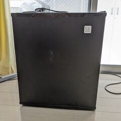 【ジャンク品】SunRuck 48L冷蔵庫 ブラック SR-R4...