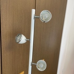 白いポールの間接照明の画像