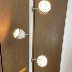 白いポールの間接照明の画像
