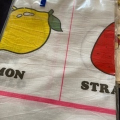 木製スプーン、バターナイフとクマのプーさんのハンカチとフルーツ柄のナフキンの画像