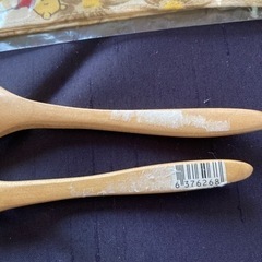 木製スプーン、バターナイフとクマのプーさんのハンカチとフルーツ柄のナフキンの画像