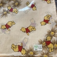 木製スプーン、バターナイフとクマのプーさんのハンカチとフルーツ柄のナフキンの画像