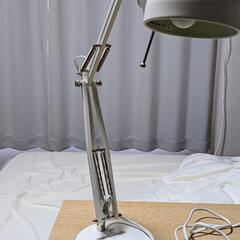 IKEA　白いデスクランプの画像