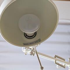 IKEA　白いデスクランプの画像