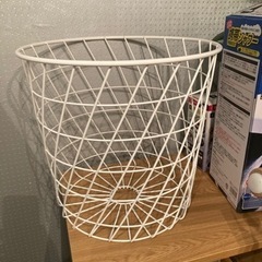 丸カゴ☆白色　スチールバスケットの画像