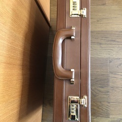 アタッシュケース 革 キャメル ゴールドの画像
