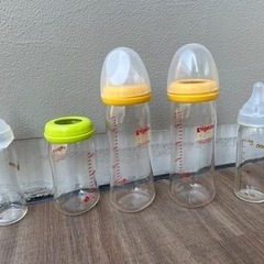 ビンの哺乳瓶、新品の乳首いくつかの画像