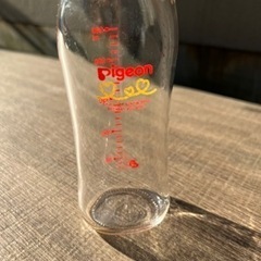 ビンの哺乳瓶、新品の乳首いくつかの画像