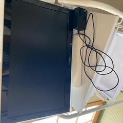 テレビとテレビ台あります。