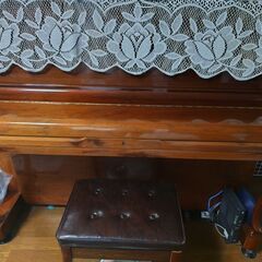 WEINBURG アップライトピアノ　木目、猫脚、３本ペダル
