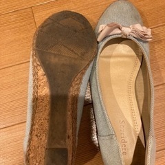 水色のパンプス　の画像