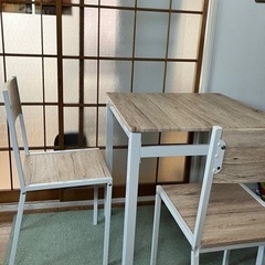 ダイニングテーブル　椅子２つ付き