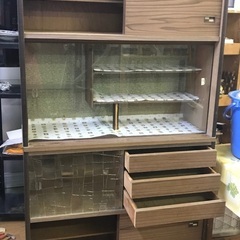 昭和レトロ食器棚の画像