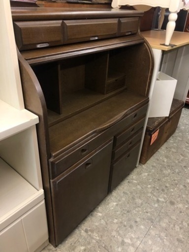 テーブルにもドレッサーにもなる万能家具