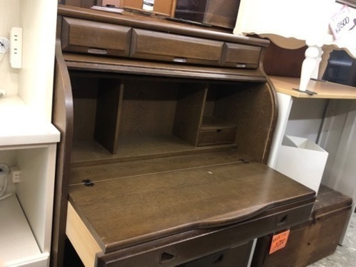 テーブルにもドレッサーにもなる万能家具