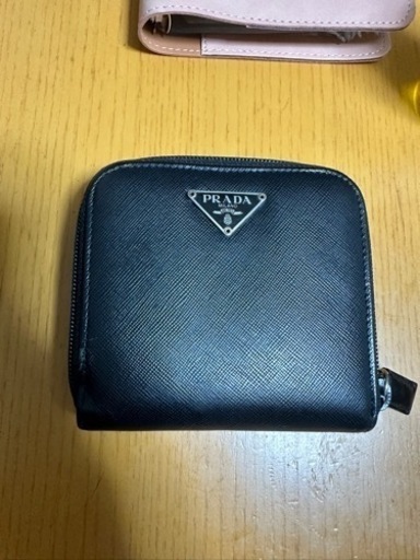 PRADAの財布