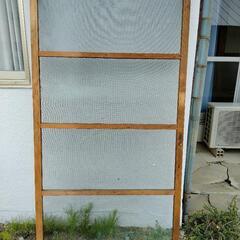 古い木製の網戸の画像