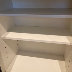 キッチンボード　パントリー　食器棚の画像