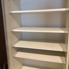 キッチンボード　パントリー　食器棚の画像