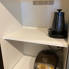 キッチンボード　パントリー　食器棚の画像