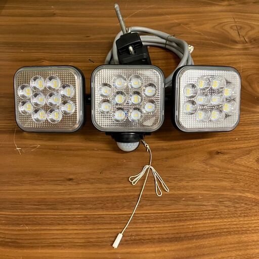 ムサシ フリーアーム式LEDセンサーライト LED-AC3042