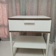 IKEA サイドテーブル。